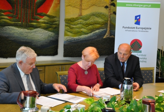 Podpisanie umowy - Pan Kazimierz Kujda, Ewelina Ruczkowska i prezes Władysław Majewski.